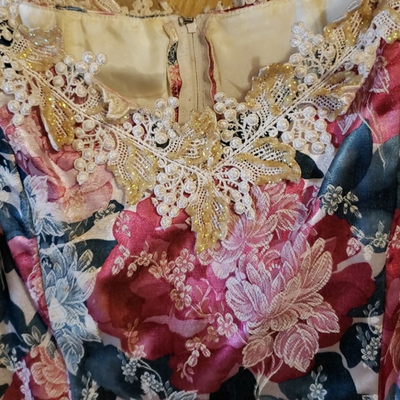 Formal dress - Picture 2 of 4